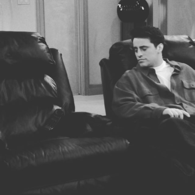 Amanhecemos todos como o Joey nesta imagem de Friends. Deixará muitas saudades, Matthew Perry. 😢