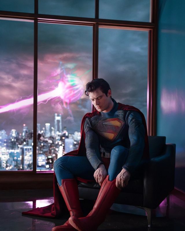 EITA! James Gunn postou a primeira foto de David Corenswet caractetizado como o novo Superman do DCU. O que acharam? 👀